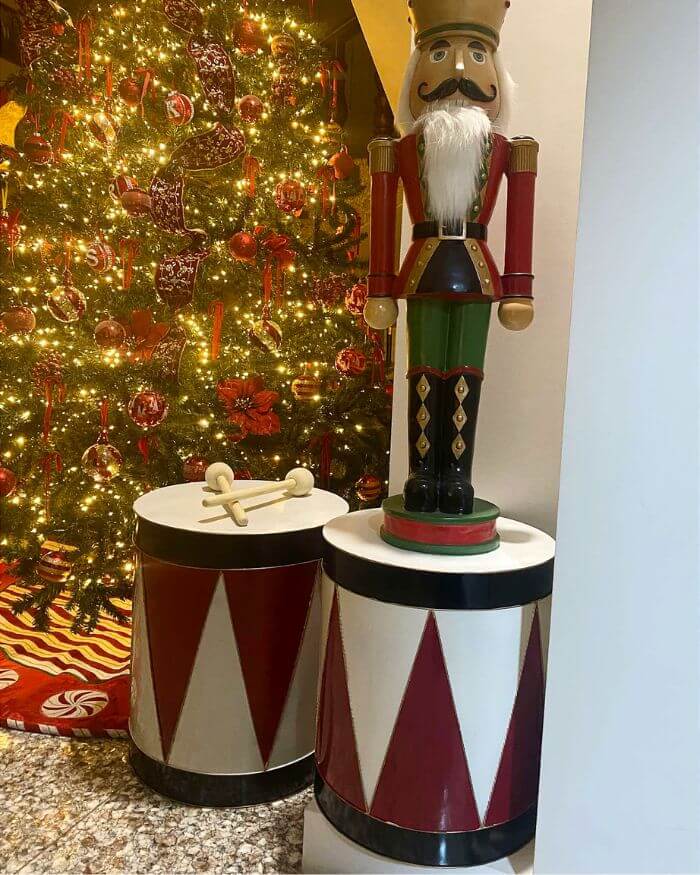 Drums in White, Red and Black Small